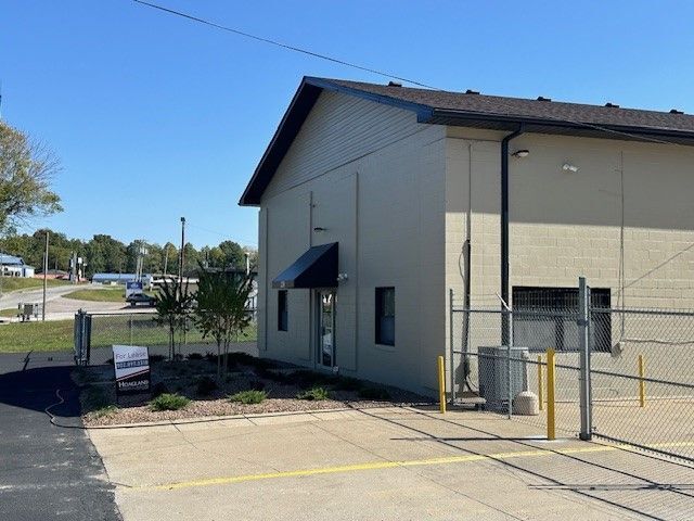 More Photos Of 238 Globe St, Radcliff Distribution For Lease