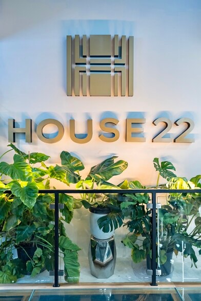 More Photos Of 22 E Elm St, Chicago Storefront Retail Office For Sale