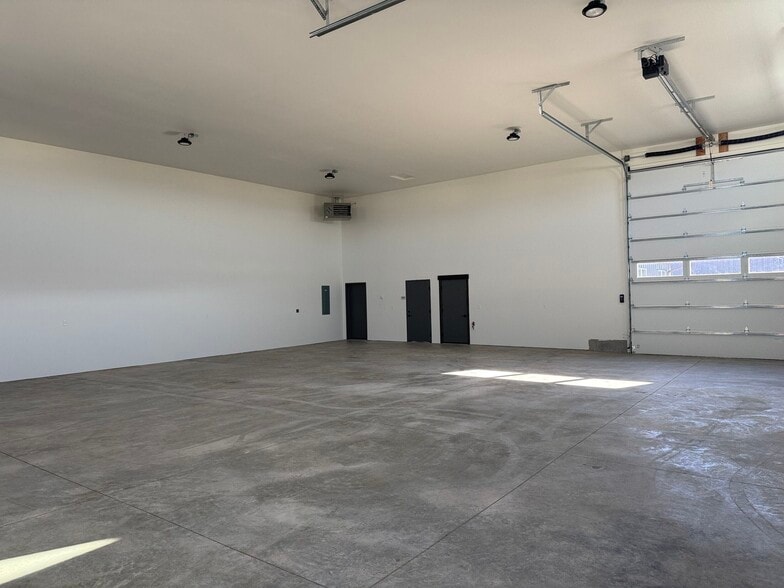 More Photos Of 3141 Bellanca, Hayden Industrial For Lease