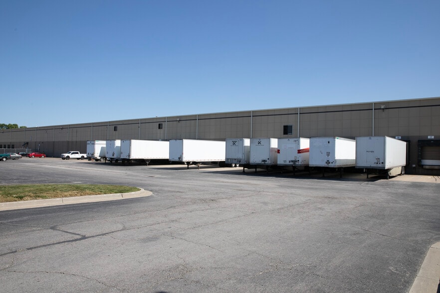 More Photos Of 1000-1010 N Century Dr, Kansas City Warehouse For Lease