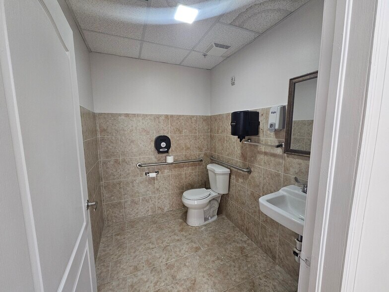 More Photos Of 3408 W 84th St, Hialeah Office For Lease