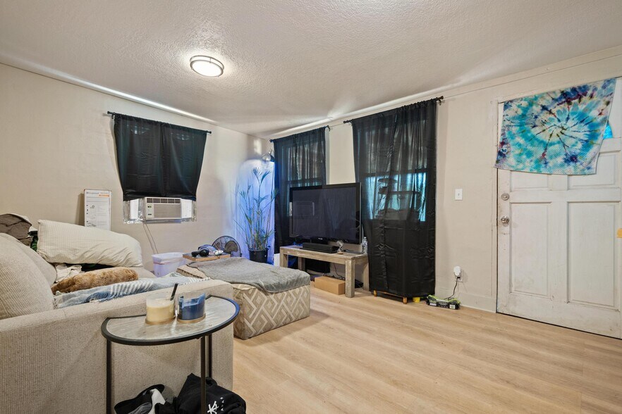 More Photos Of 4349 Louis Ave, Holiday Warehouse For Sale