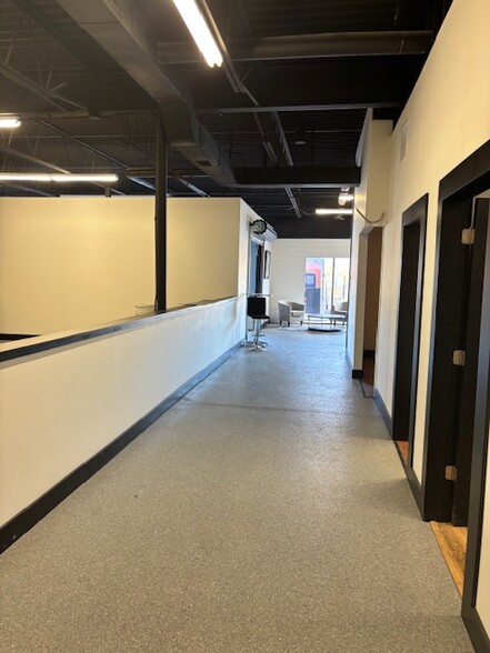 More Photos Of 15103-15129 Industrial Rd, Omaha Showroom For Lease