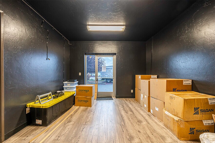 More Photos Of 652 W Dutton Rd, Eagle Point Industrial For Lease