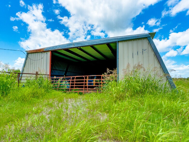 More Photos Of 1853 S Broadway St, Coalgate Flex For Sale