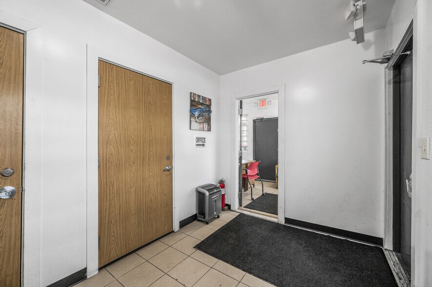 More Photos Of 370 W Maryland Ave, Saint Paul Auto Dealership For Sale