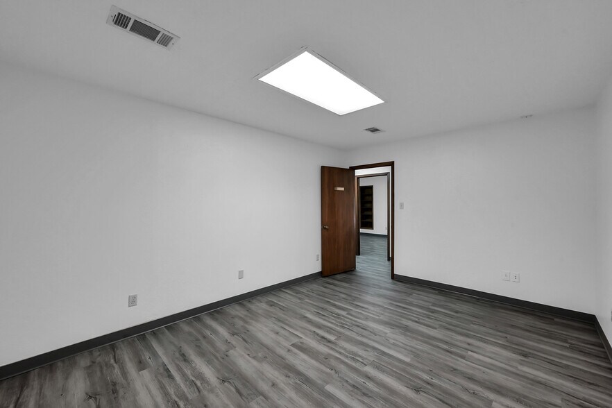 More Photos Of 903 Hillcrest Dr, Conroe Office For Sale