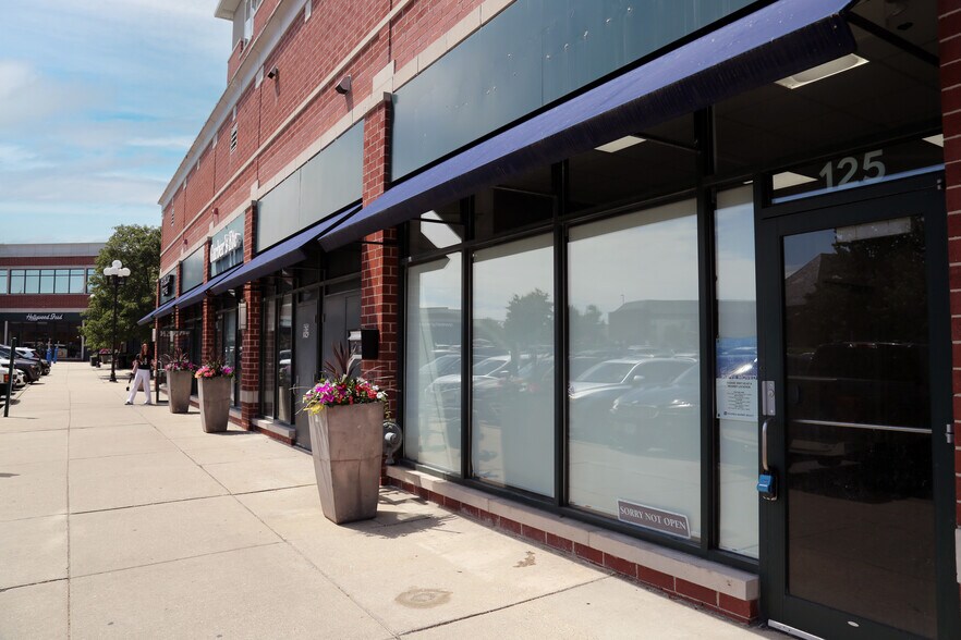 More Photos Of 775 Waukegan Rd, Deerfield Storefront For Lease