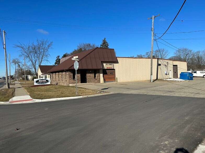 More Photos Of 546 W 5th St, Clare Flex For Sale