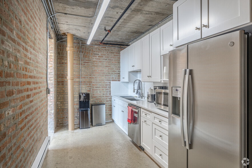 More Photos Of 3057 N Rockwell St, Chicago Storefront Retail Office For Lease