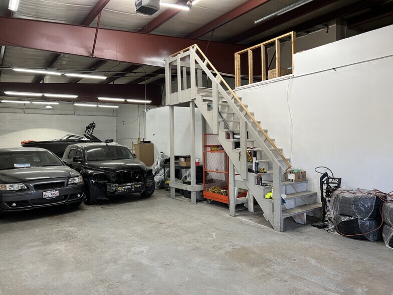 More Photos Of 34 Stonehill Rd, Oswego Warehouse For Lease