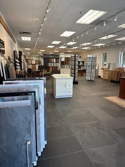More Photos Of 522 Amherst St, Nashua Showroom For Lease