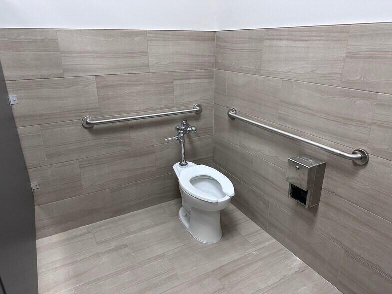 More Photos Of 19926 Kraus Lp, Laredo Distribution For Sale