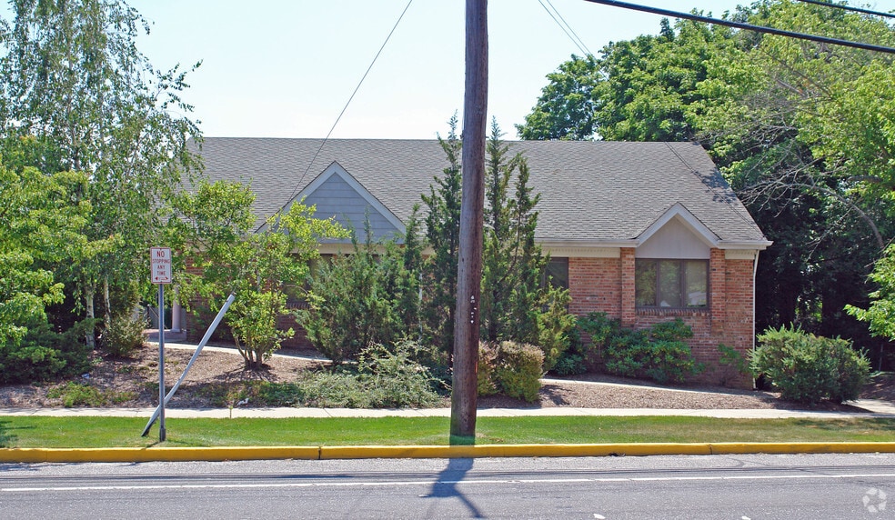 Primary Photo Of 633 E Main St, Riverhead Office For Lease