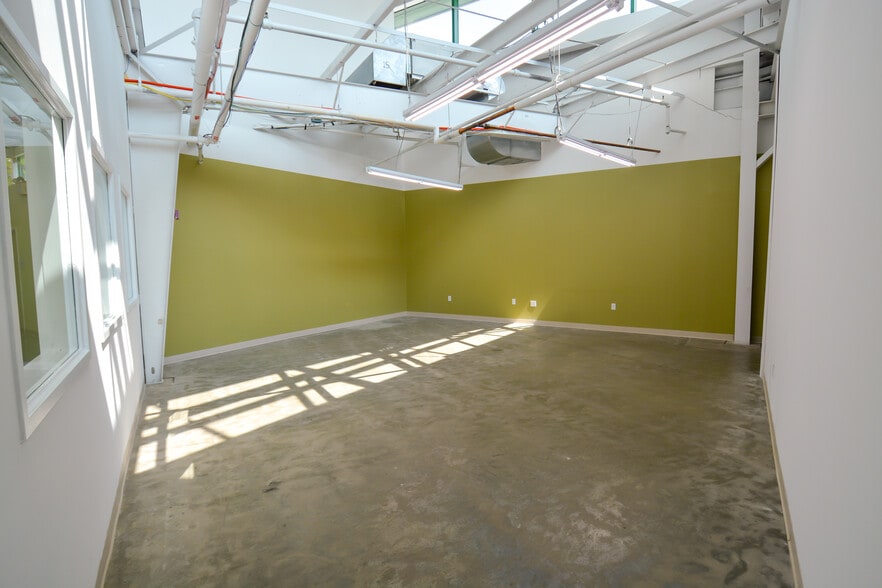 More Photos Of 888 Dayton St, Yellow Springs Warehouse For Lease