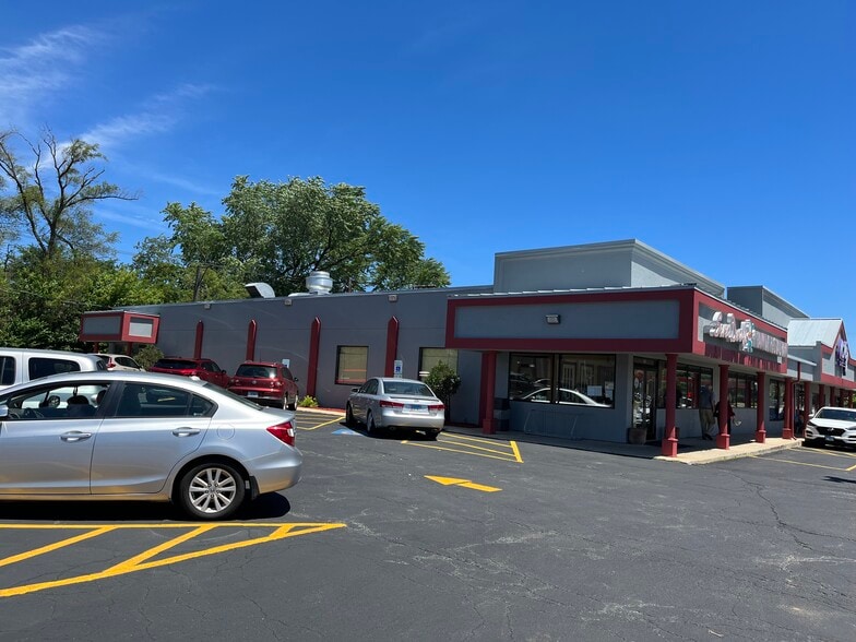More Photos Of 921-925 E Roosevelt Rd, Wheaton Storefront For Lease