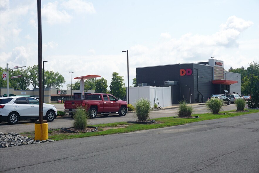 More Photos Of 806 W Broadway, Fulton Unknown For Lease