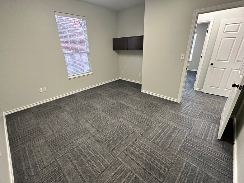 More Photos Of 4102 Richmond Mdws, Texarkana Medical For Sale