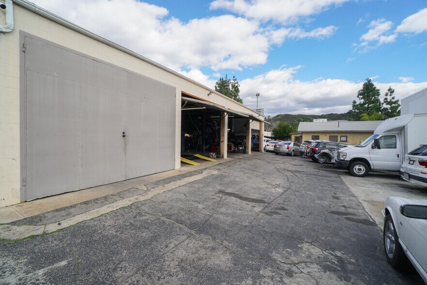 More Photos Of 3713-3715 Clifton Pl, Montrose Auto Repair For Sale