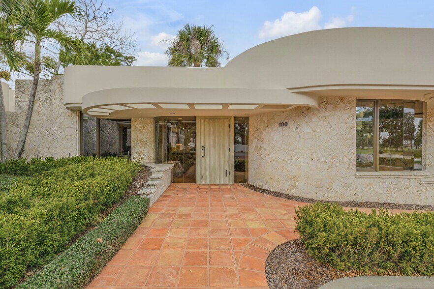 More Photos Of 100-104 Riverside Dr, New Smyrna Beach Office For Sale