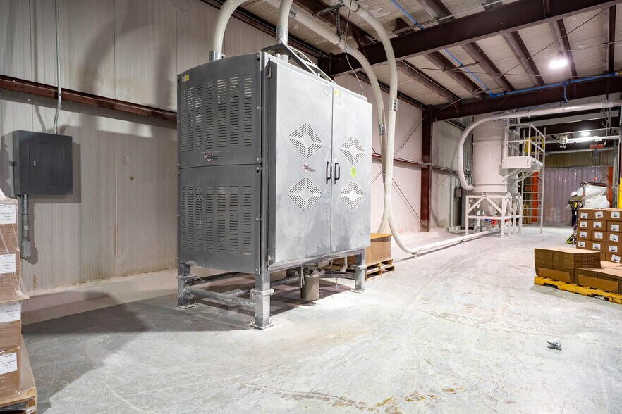 More Photos Of 225 Lawton Ave, Hereford Manufacturing For Sale