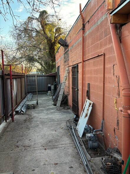 More Photos Of 2210 S Flores St, San Antonio Manufacturing For Sale