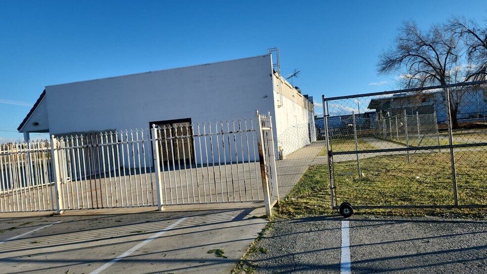 More Photos Of 43805 Division St, Lancaster Storefront For Lease