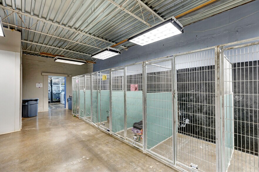 More Photos Of 5918 Broadmoor St, Mission Freestanding For Lease