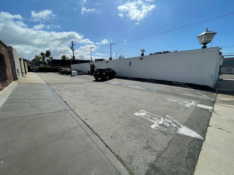 More Photos Of 3301 E Pacific Coast Hwy, Signal Hill Freestanding For Sale