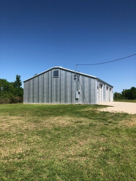 More Photos Of 1009 Old Plantersville, Montgomery Warehouse For Lease