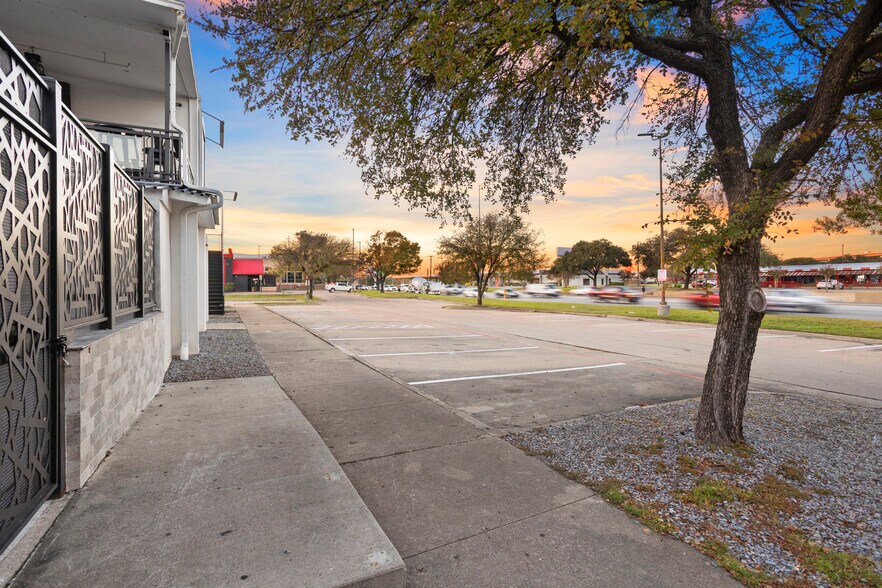 More Photos Of 10333 E Technology Blvd, Dallas Bar For Sale