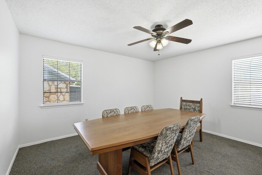 More Photos Of 403 W Anderson Ave, Round Rock Loft Creative Space For Sale