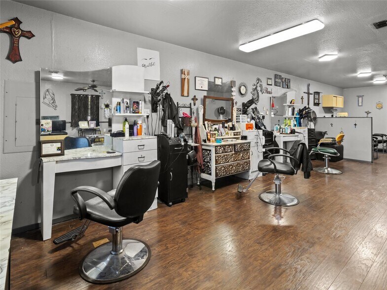 More Photos Of 208 W 1st Ave, Corsicana General Retail For Sale