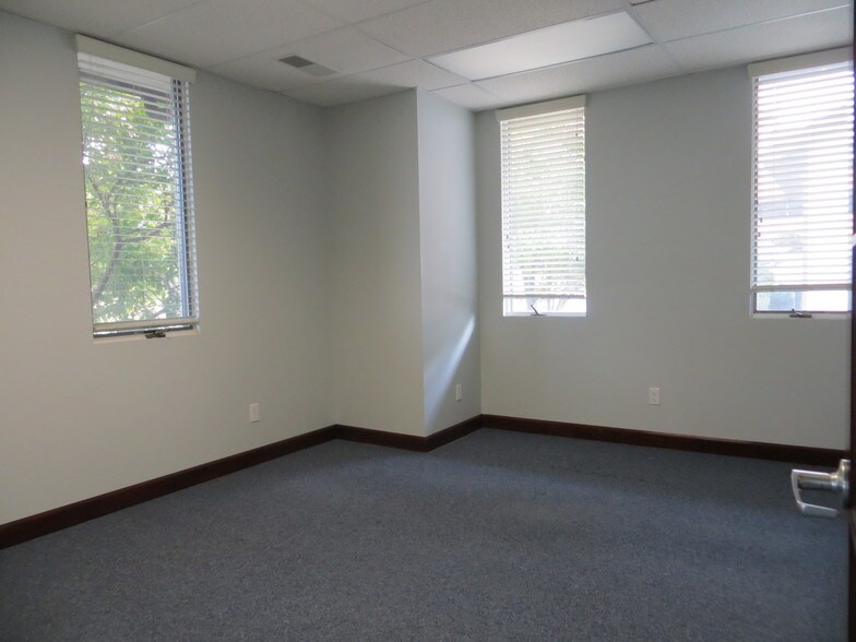 More Photos Of 303-307 Jungermann Rd, Saint Peters Medical For Lease