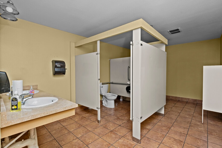 More Photos Of 930 SE Pioneer Way, Oak Harbor General Retail For Sale