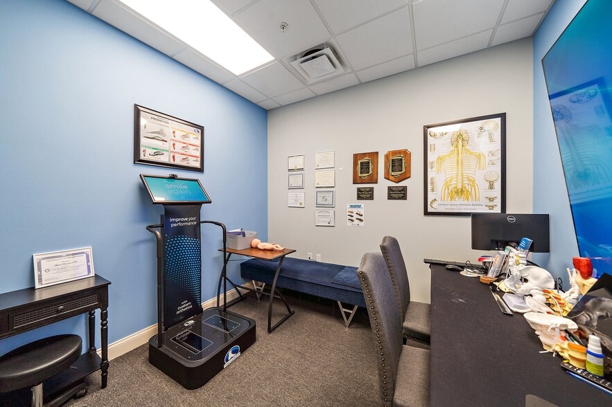 More Photos Of 5652-5654 Marquesas Cir, Sarasota Office For Lease