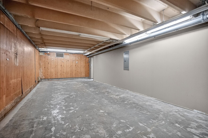 More Photos Of 812 Dundas St, London Freestanding For Sale