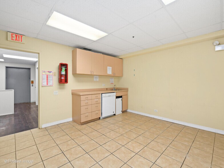 More Photos Of 1300-1308 Waukegan Rd, Glenview Loft Creative Space For Lease