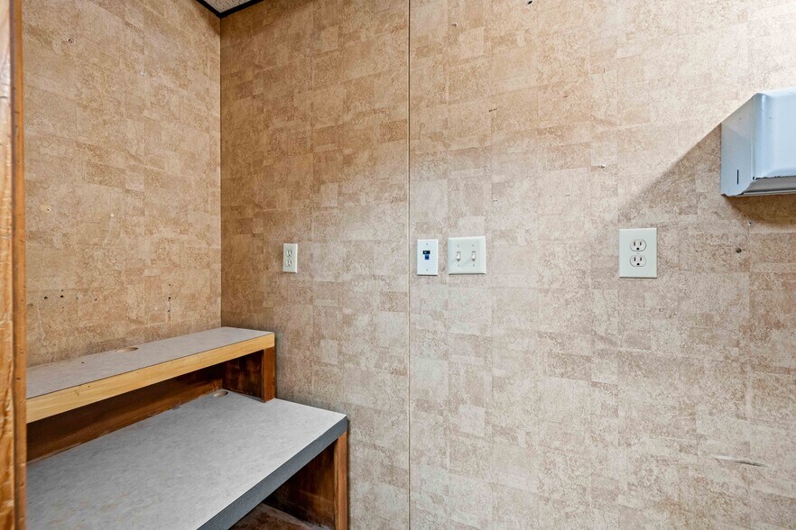 More Photos Of 7902 Slide Rd, Lubbock Veterinarian Kennel For Lease