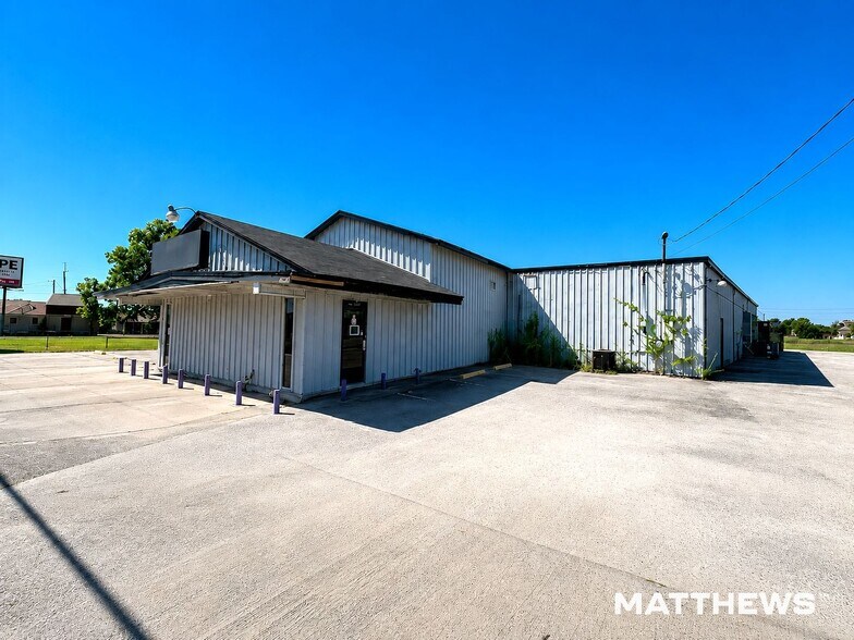 More Photos Of 1301 S Kaufman St, Ennis Freestanding For Lease