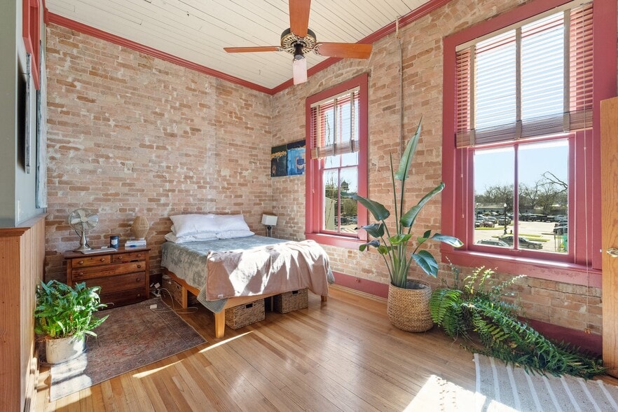 More Photos Of 709 Chestnut St, Bastrop Storefront Retail Residential For Sale