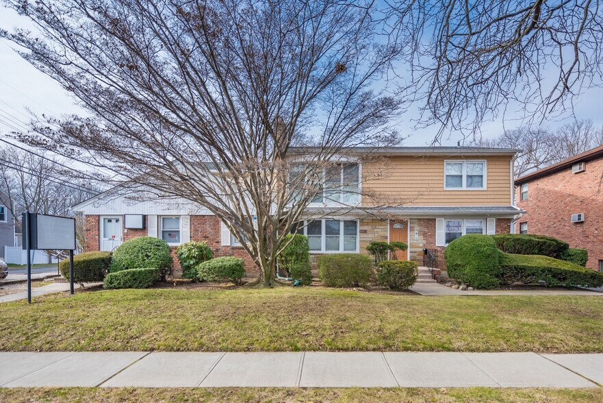 Primary Photo Of 2276 S Merrick Ave, Merrick Medical For Lease