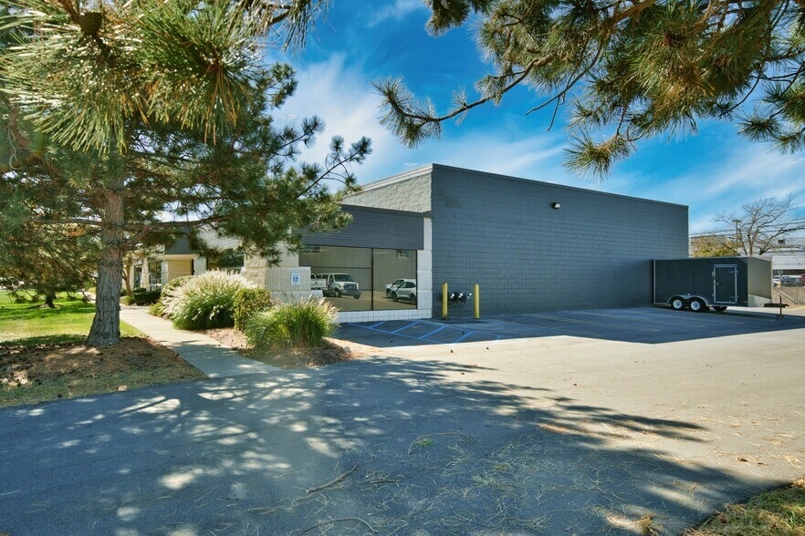 More Photos Of 11887-11897 Belden Ct, Livonia Warehouse For Lease