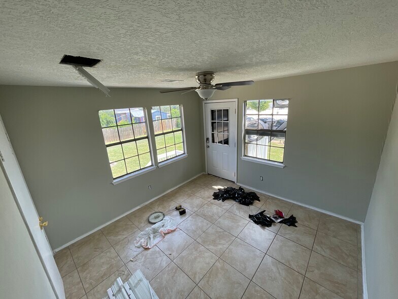 More Photos Of 382 S Interstate 35, New Braunfels Storefront Retail Office For Lease