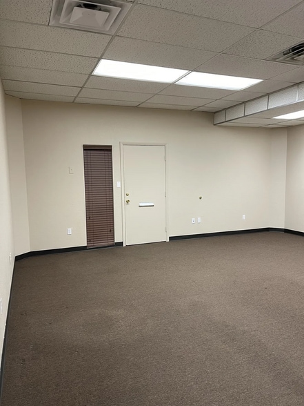 More Photos Of 2800 NW 36th St, Oklahoma City Office For Lease