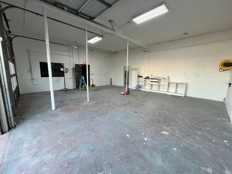 More Photos Of 922 Harris Ave, Pasadena General Retail For Lease