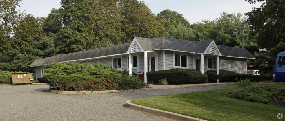 Primary Photo Of 260 Evergreen Ave, Huntington Station Veterinarian Kennel For Sale