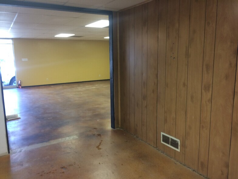 More Photos Of 8446 Gault Ln, San Antonio Light Distribution For Lease