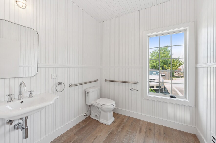 More Photos Of 45 S Euclid Ave, Montauk Storefront Retail Residential For Lease