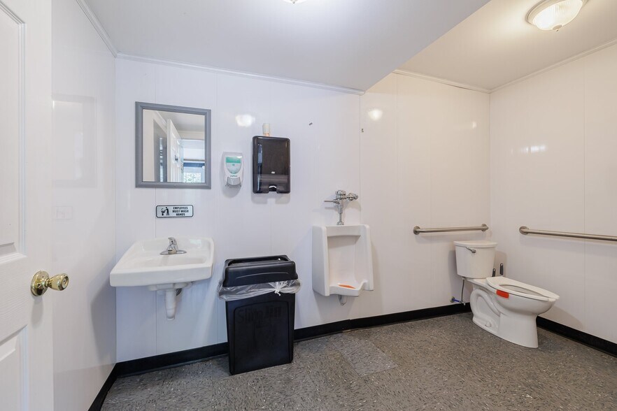 More Photos Of 8106 W Port Bay Rd, Wolcott Marina For Sale